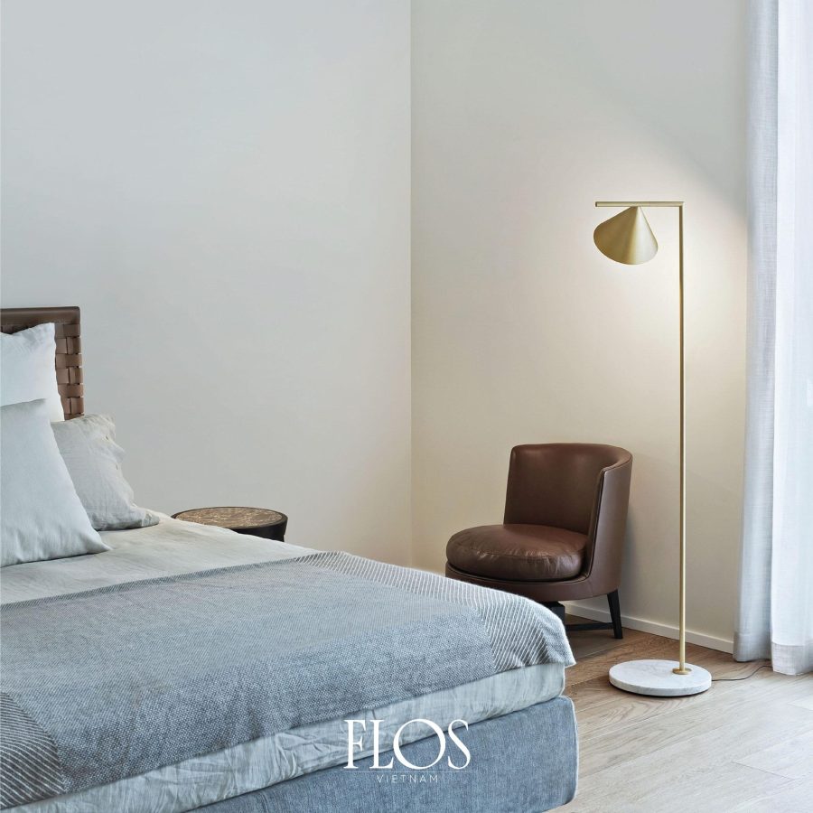 The neutral color tone of the Captain Flint bedside lamp brings an elegant beauty to the bedroom space.