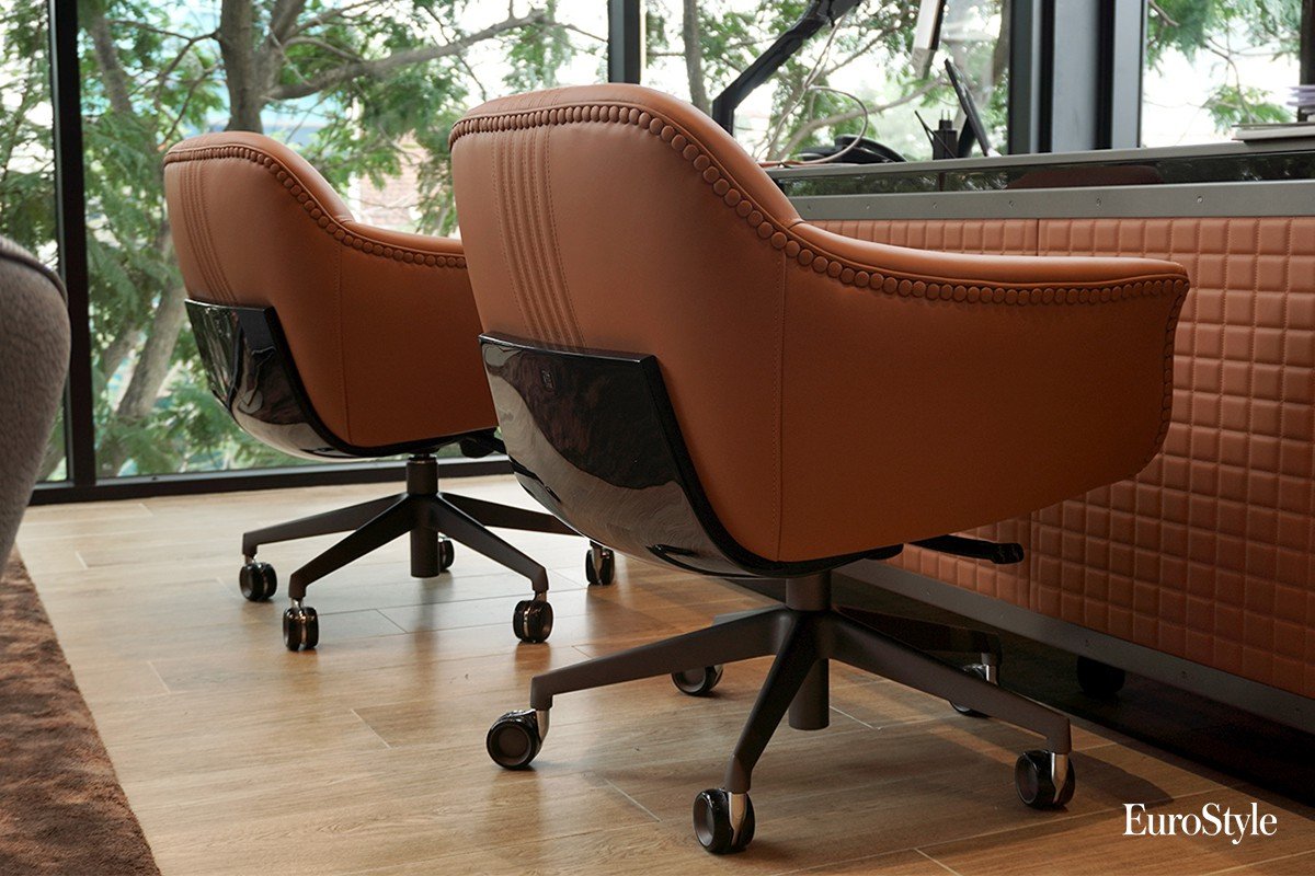 Comet Front Desk Chair có phần tựa lưng và thân ngoài bọc da êm ái, phần chân ghế thiết kế bánh xe và có thể điều chỉnh độ cao
