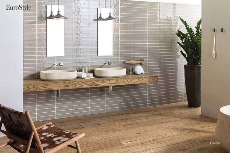 Phòng tắm sử dụng mẫu gạch có đường vân gỗ độc đáo cùng tông màu trầm