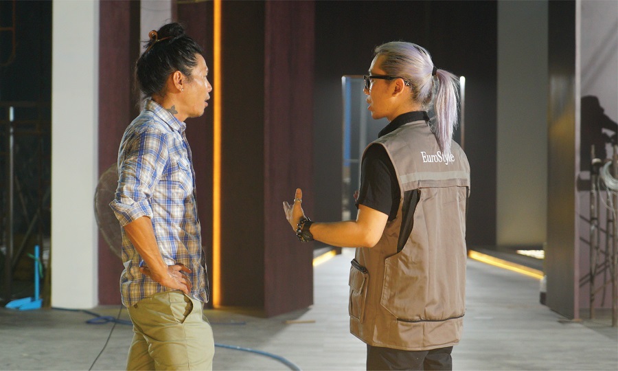 KTS Lê Gia Huy (bên phải) trao đổi với Đạo diễn Shark Tank tại trường quay ở TP. HCM