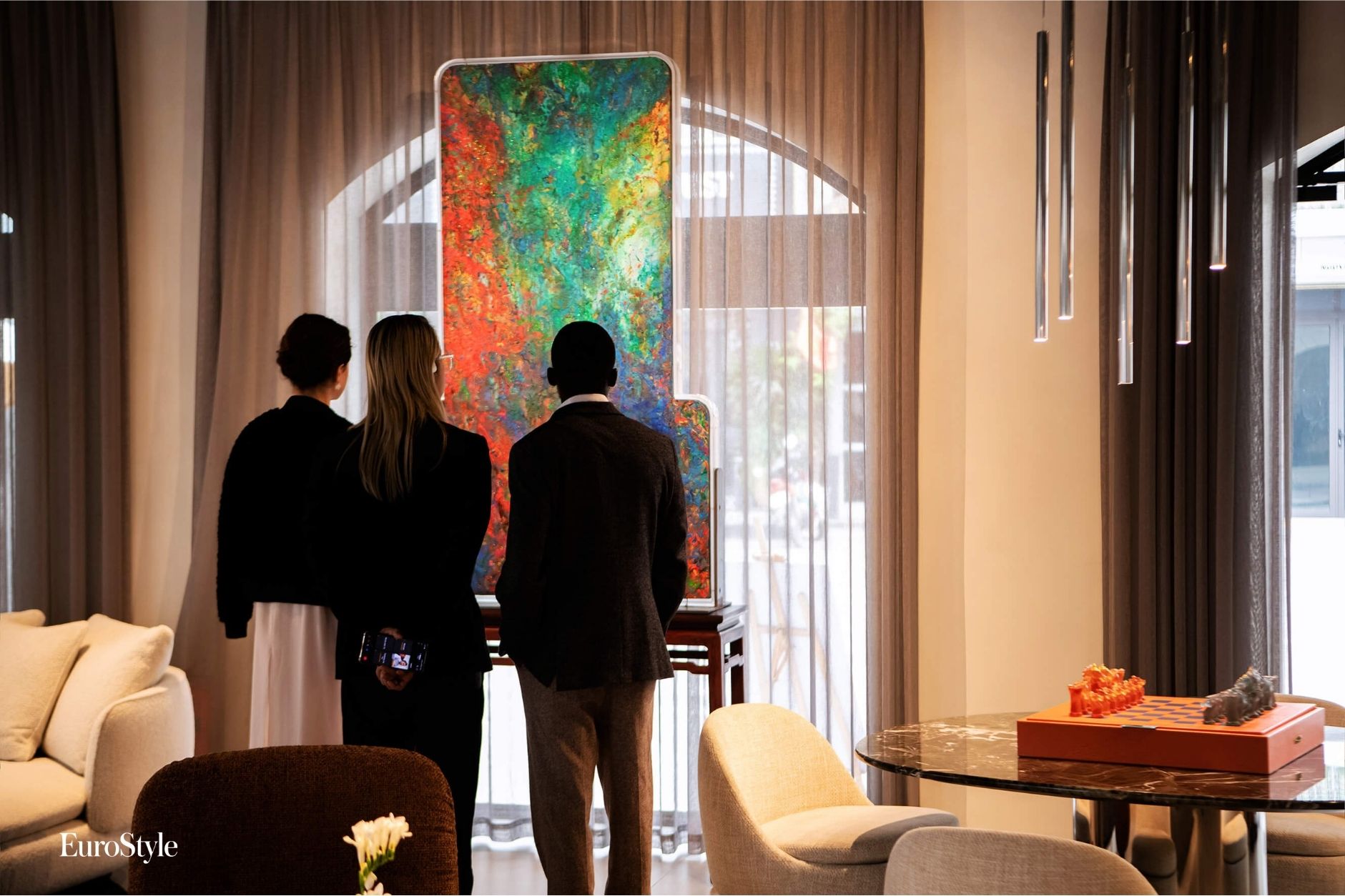 Khách tham quan thưởng lãm tác phẩm của họa sĩ Hà Mạnh Thắng trong sự kiện Đối thoại giữa nghệ thuật và không gian di sản tại EuroStyle