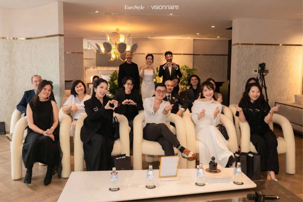 Các đối tác truyền thông trải nghiệm không gian triển lãm sống "Shibari In Bloom" tại showroom EuroStyle Saigon Center.