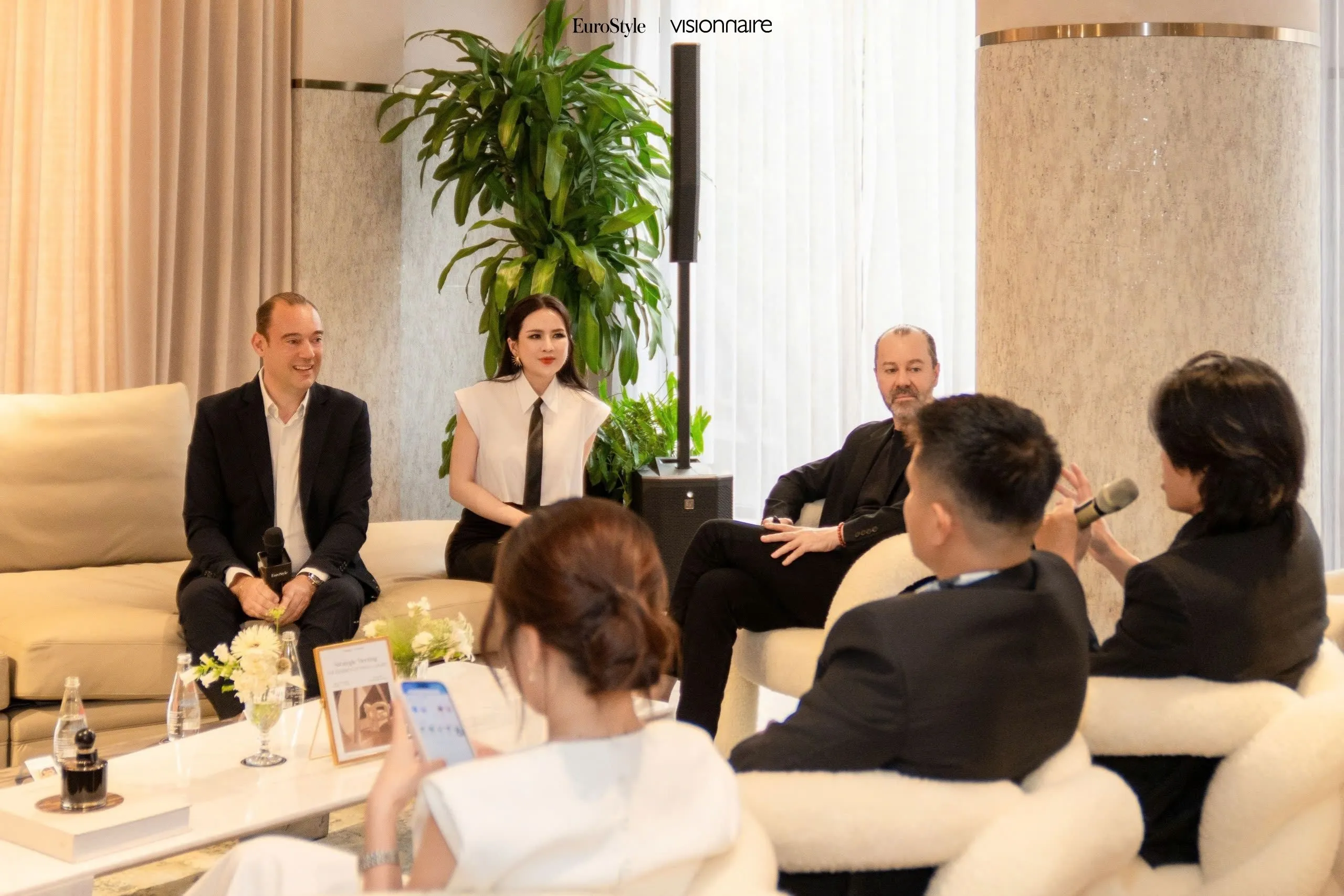 Các diễn giả tại sự kiện Strategic Meeting – The Essence of Meta-Luxury của EuroStyle và Visionnaire. (Từ trái qua: Mr. Davide Francone, Ms. Claire Ngo, Mr. Alfredo Aguirre).