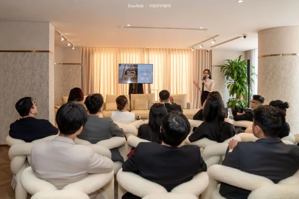 Ms. Claire Ngo - CMO EuroStyle phát biểu tổng kết sự kiện Strategic Meeting, khẳng định tầm nhìn hợp tác cùng cộng đồng kiến trúc sư Việt Nam.