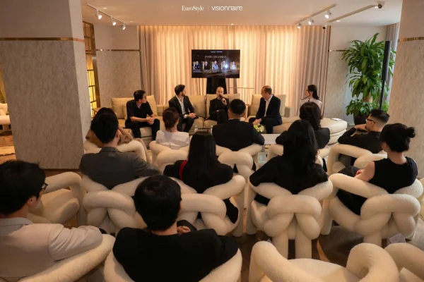Không gian Panel Discussion tại sự kiện Strategic Meeting của EuroStyle và Visionnaire, góc nhìn nổi bật từ hàng ghế Shibari Armchair mang tính biểu tượng.