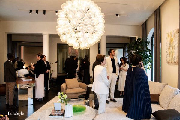 Họa sĩ Hà Mạnh Thắng trò chuyện cùng khách mời về tính vật nguyên và không gian thiết kế tại buổi tiệc networking EuroStyle.