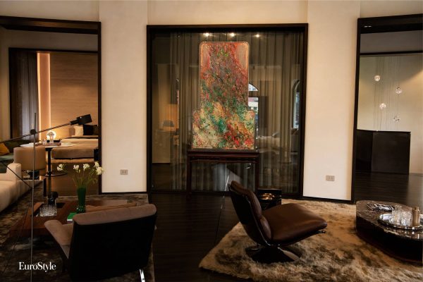 Tác phẩm của họa sĩ Hà Mạnh Thắng được sắp đặt cùng nội thất Minotti tại EuroStyle Heritage Center, tạo nên không gian sống nghệ thuật đa chiều cho giới thượng lưu.