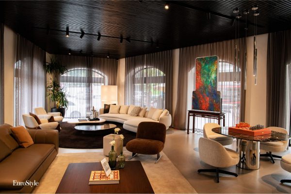 Toàn cảnh không gian triển lãm của Hà Mạnh Thắng tại EuroStyle Heritage Center, nơi nghệ thuật trừu tượng giao thoa cùng nội thất cao cấp trong không gian di sản.