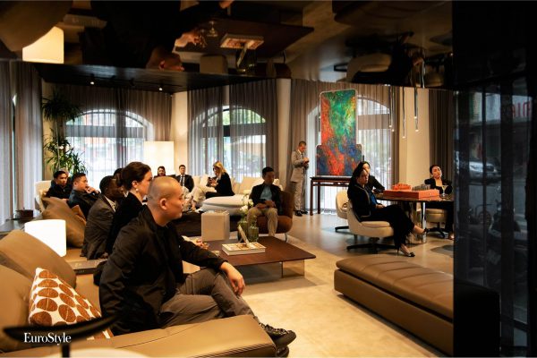 Họa sĩ Hà Mạnh Thắng chia sẻ về cảm hứng nghệ thuật cùng các khách mời tại showroom EuroStyle trong không gian nội thất di sản.