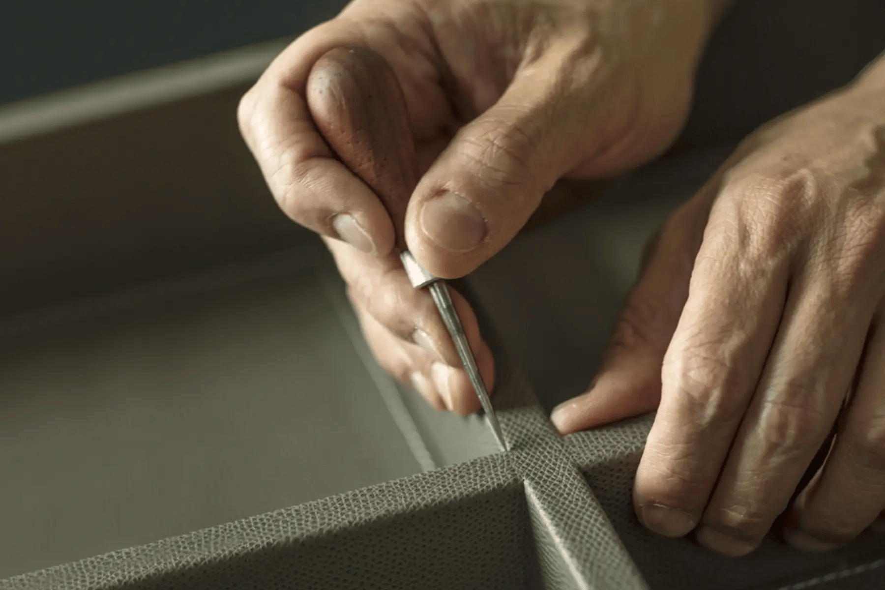 Bộ phụ kiện phòng tắm bọc da cao cấp Giobagnara mang phong cách sang trọng, tối giản tinh tế 