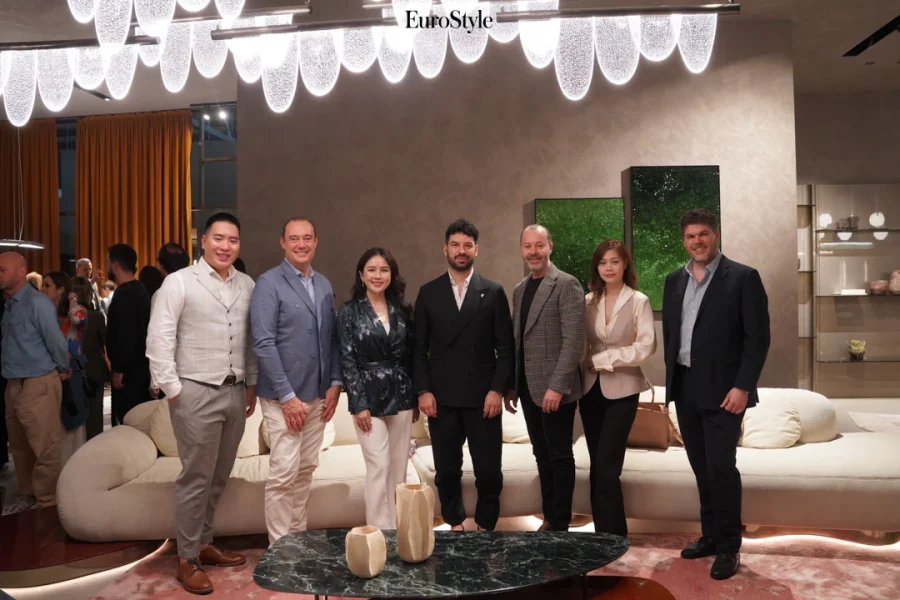 EuroStyle chụp ảnh cùng đại diện Visionnaire