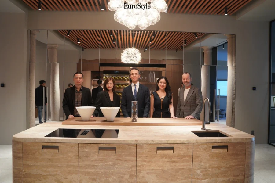 EuroStyle chụp ảnh cùng đại diện Arclinea
